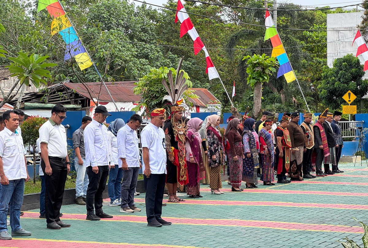 UPACARA: KSOP Kelas III Sampit gelar upacara peringatan HUT ke-80 Kemerdekaan RI bersama insan maritim di halaman Kantor KSOP Kelas III Sampit, Minggu (17/8/2025). (YUNI/RADAR SAMPIT)