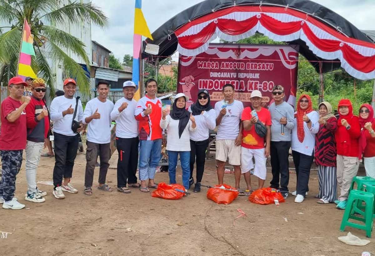 PEMENANG: Para juara memancing yang dilaksanakan warga Anggur Bersatu, Kelurahan Mentawa Baru Hilir, Senin pagi (18/8).