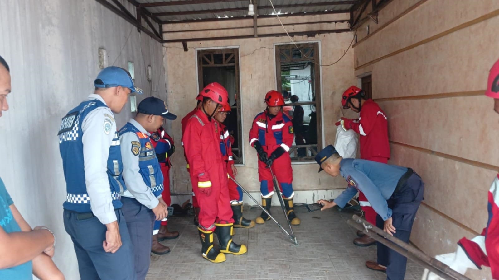 Tim Rescue Damkar Kota Palangka Raya saat menangkap seekor anak ular kobra di salah satu rumah warga Perumahan Kereng Indah Permai, Jalan RTA Milono kilometer 8,5.