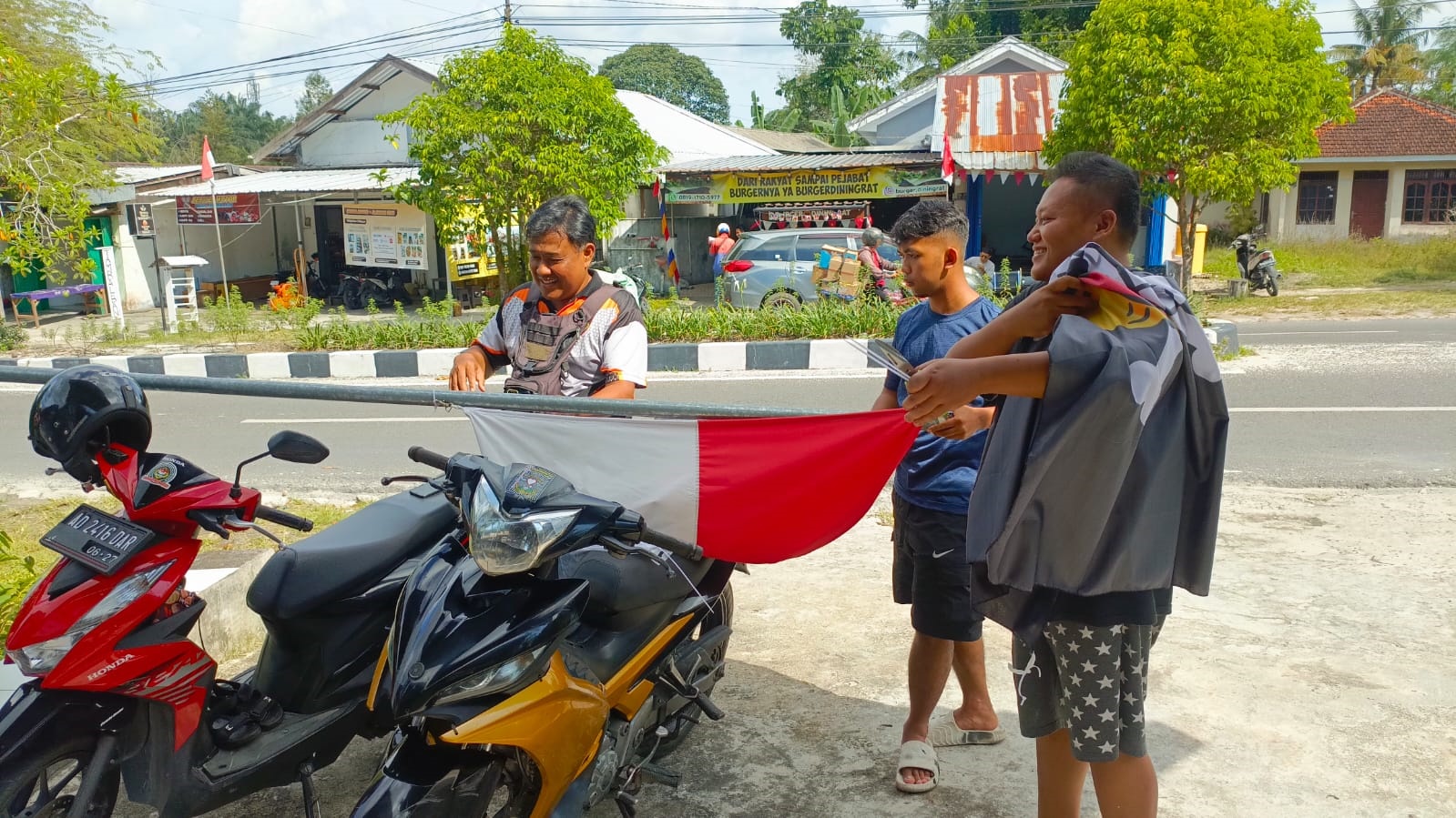 Salah seorang warga Kelurahan Madurejo, Kecamatan Arut Selatan, mencari perhatian dengan menaikan bendera one piece di halaman kos-kosan miliknya, Senin (18/8).