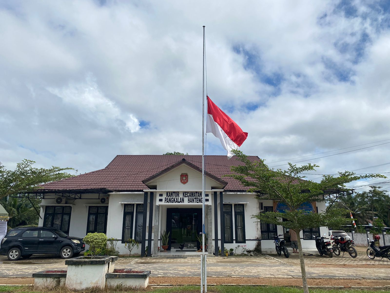 SETENGAH TIANG: Kantor Kecamatan Pangkalan Banteng, Kobar mengibarkan bendera setengah tiang sebagai bentuk turut berbelasungkawa atas wafatnya Pangeran Muasjidinsyah. (Slamet Harmoko/Radar Sampit)