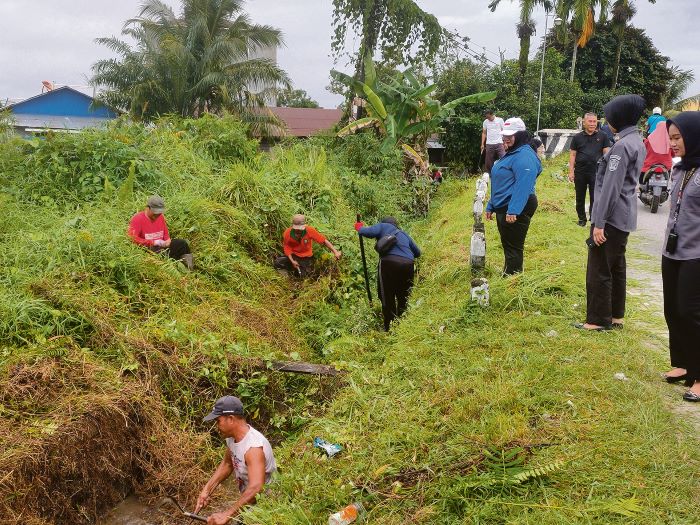 GOTONG ROYONG: ASN lingkup Pemkab Kotim gotong-royong membersihkan drainase di wilayah Kecamatan Mentawa Baru Ketapang, Selasa (19/8/2025). FOTO: YUNI/RADAR SAMPIT