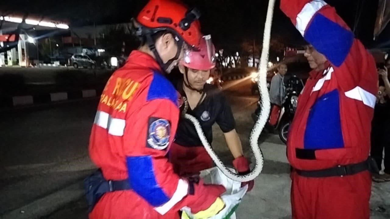 Tim Rescue Damkar Kota Palangka Raya saat mengevakuasi seekor ular Piton, setelah didapati masuk ke dalam kloset  di rumah salah satu warga di Jalan Galaksi.