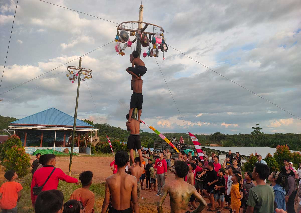 SERU: Lomba panjat pinang yang digelar untuk memeriahkan 17 Agustus di Desa Pundu, Kecamatan Cempaga Hulu, Senin (18/8).