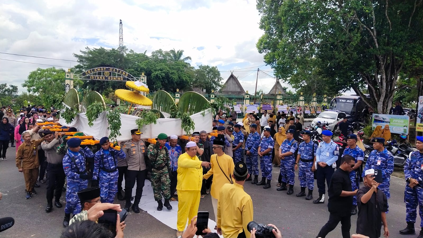 Ribuan warga memadati prosesi pemakaman Pangeran Muasjidinsyah di komplek makam Kesultanan, Jalan Pangeran Diponegoro, Selasa (19/08/2025) (Syamsudin/Radar Sampit)