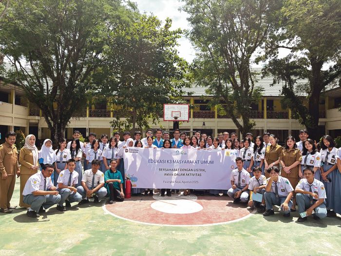 BERSAMA : Srikandi PLN Unit Induk Pembangunan Kalimantan Bagian Barat (UIP KLB) bersama PLN Unit Pelaksana Proyek Kalimantan Bagian Barat 3 (UPP KLB 3) berfoto bersama seusai kegiatan di SMAN 2 Palang