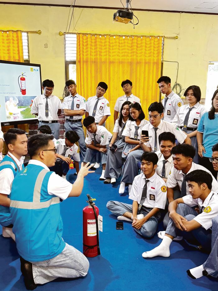 EDUKASI : PLN Unit Induk Pembangunan Kalimantan Bagian Barat (UIP KLB) melalui PLN Unit Pelaksana Proyek Kalimantan Bagian Barat 3 (UPP KLB 3) melaksanakan kegiatan edukasi K3 Masyarakat Umum di SMAN