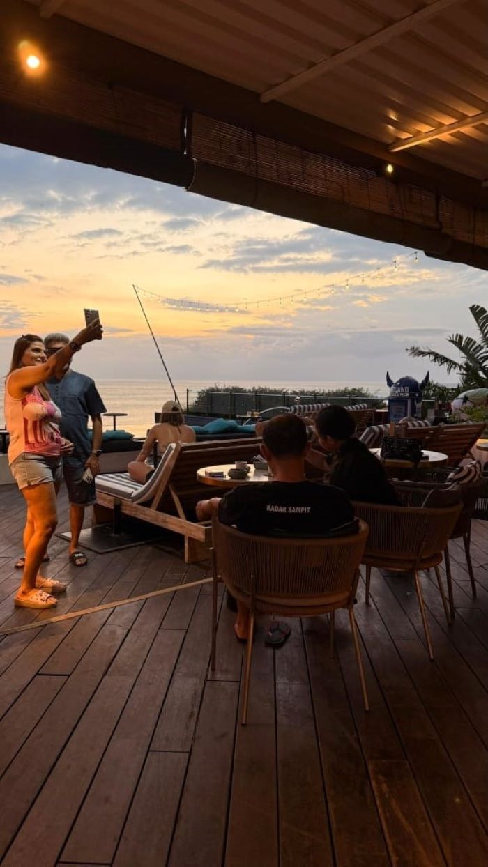 SUNSET : Tamu TRIBE Bali Beach Hotel, Denpasar, bersantai di rooftop. FOTO: DOK/RADAR SAMPIT
