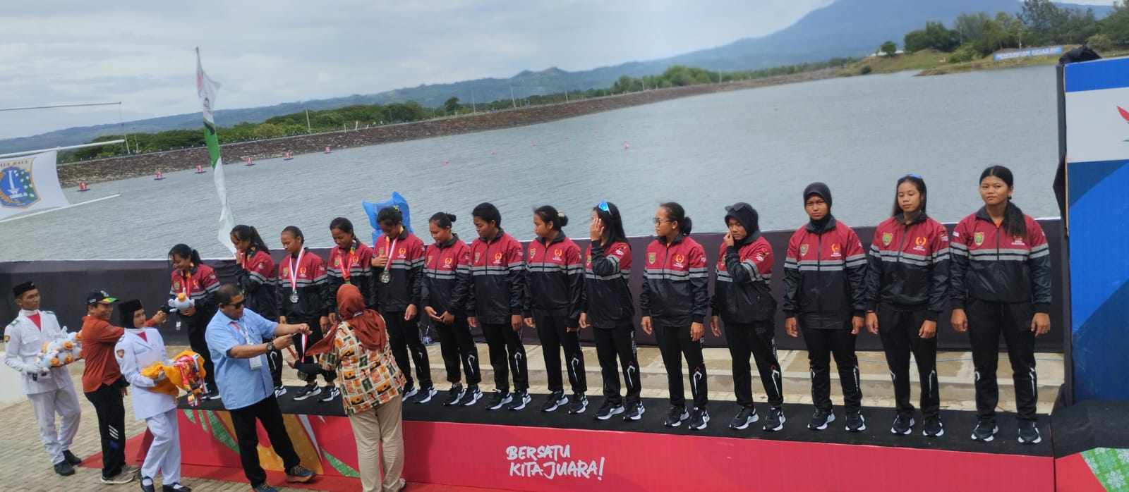 Atlet dayung putri asal Kalteng saat meraih medali perak di PON XII/2024 Aceh-Sumatera Utara.