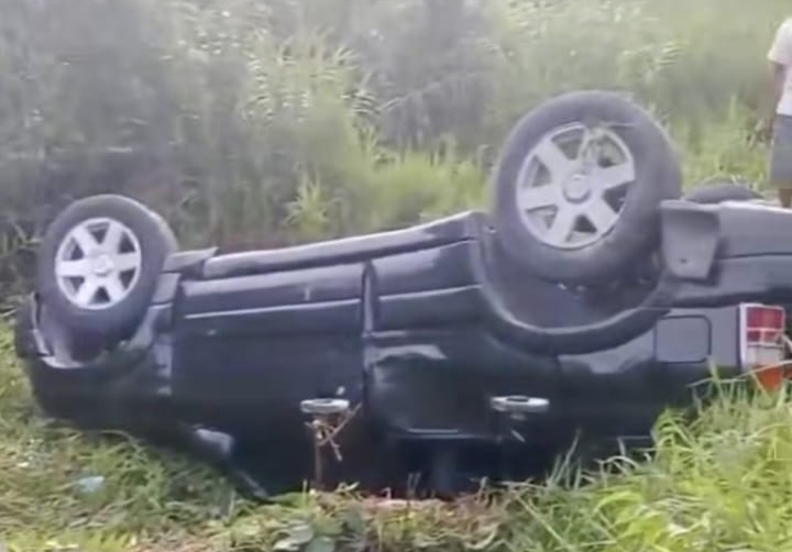 Mobil jenis Suzuki Escudo terbalik di parit Jalan Utama Pasir Panjang, Desa Pasir Panjang, Kecamatan Arsel, Kabupaten Kobar belum lama ini.