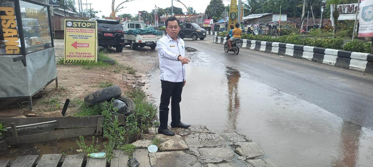 PANTAU BANJIR : Ketua DPRD Kotim, Rimbun saat meninjau sejumlah ruas jalan yang mengalami kebuntuan saluran drainase, menyebabkan jalanan selalu jadi langganan genangan air saat hujan, Rabu (20/8)
