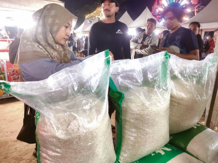 BERAS: Warga Kota Sampit, Kotawaringin Timur (Kotim) sedang membeli beras local, baru-baru tadi. FOTO: YUNI/RADAR SAMPIT