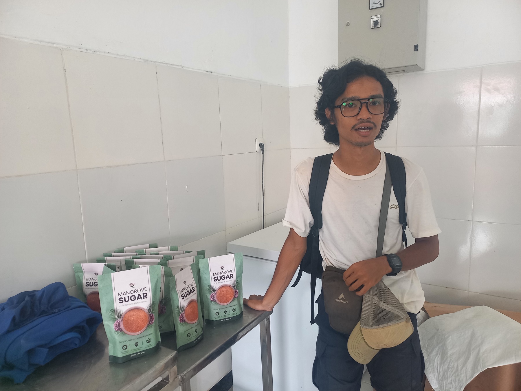 Damba, staf lapangan Gawi Bapakat, saat menunjukan kemasan produk gula Nipah di ruang pengolahan di kawasan IKM Desa Sungai Undang, Rabu (20/8).