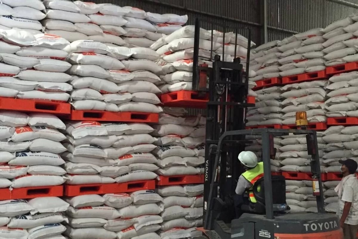 Tumpukan beras di gudang Bulog yang siap disalurkan dalam beragam skema. Diantaranya adalah untuk bantuan sosial (bansos). (Humas Kementan)