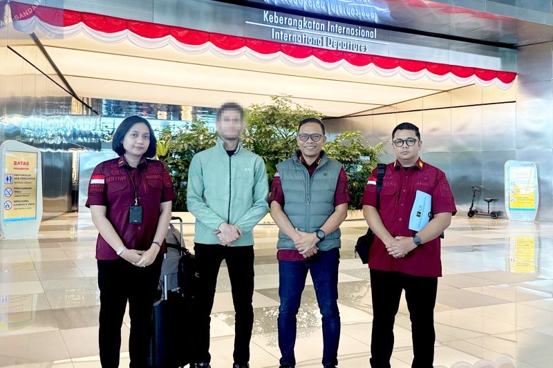 DIPULANGKAN: Seorang WNA asal Mesir ketika dideportasi pihak Imigrasi Palangka Raya, baru-baru tadi.