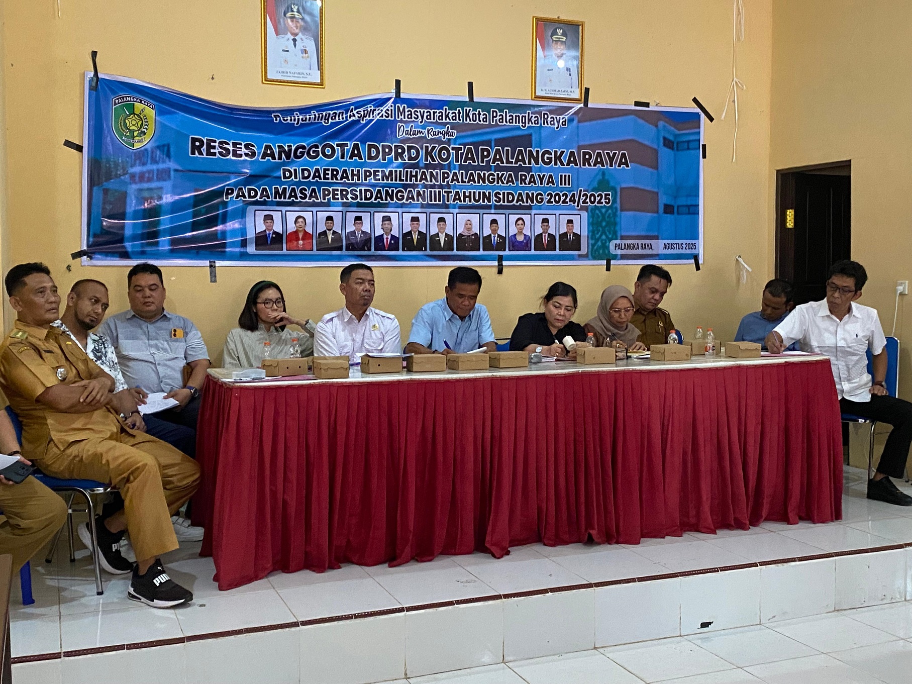 Anggota Komisi III DPRD Kota Palangka Raya Arif Norkim (lima dari kiri) saat pertemuan dengan warga Kelurahan Sabaru beberapa waktu lalu.