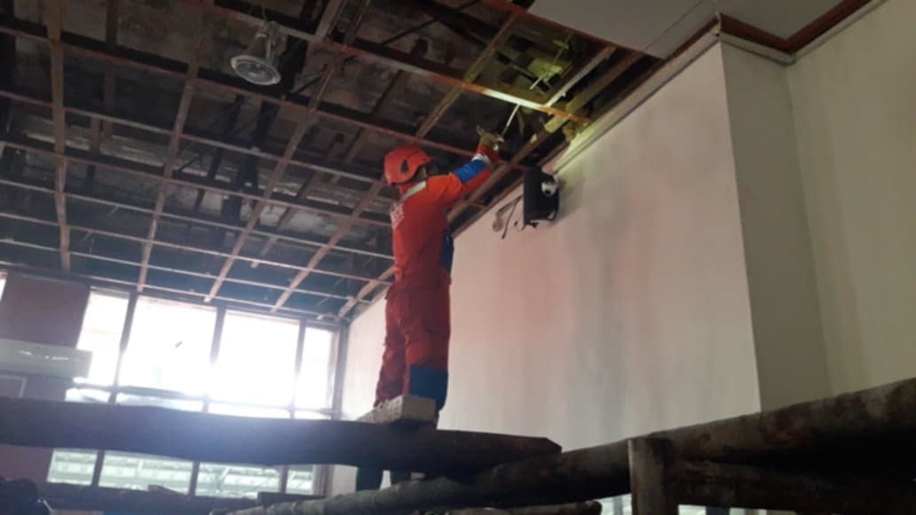 Personel Tim rescue Damkar Kota Palangka Raya dan beberapa tim gabungan saat turut menangani korsleting listrik di gedung Dinas Perpustakaan dan Arsip Provinsi Kalteng, (20/8).