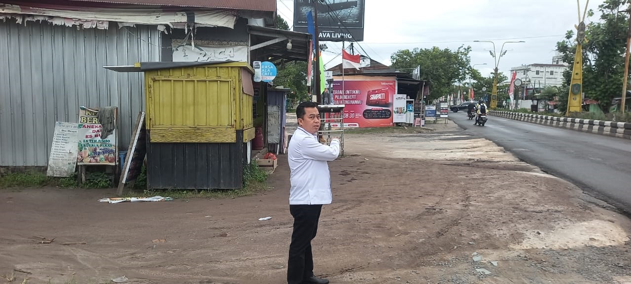 CEK DRAINASE : Ketua DPRD Kotim Rimbun turun langsung mengecek saluran air (drainase) yang tertutup di Jalan Tjilik Riwut, Sampit, Kamis (21/5/2025).
