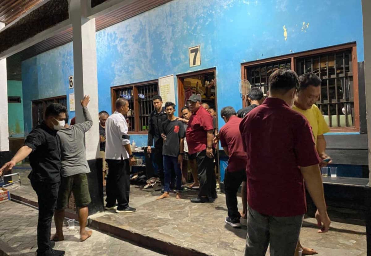 RAZIA: Tim Kantor Wilayah Ditjenpas Kalteng saat razia mendadak di Lapas Narkotika Kelas IIA Kasongan, Selasa (19/8/2025).