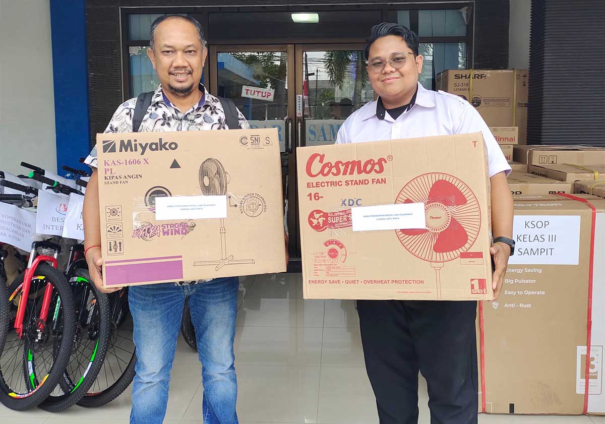 DUKUNGAN: Hadiah dari DPMPTSP Kotim untuk memeriahkan Gowes Kemerdekaan Radar Sampit.