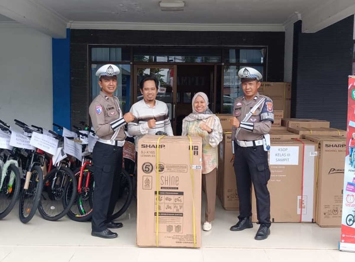 DUKUNGAN: Hadiah yang datang dari Satlantas Polres Kotim dan DPMPTSP Kotim untuk memeriahkan Gowes Kemerdekaan Radar Sampit.
