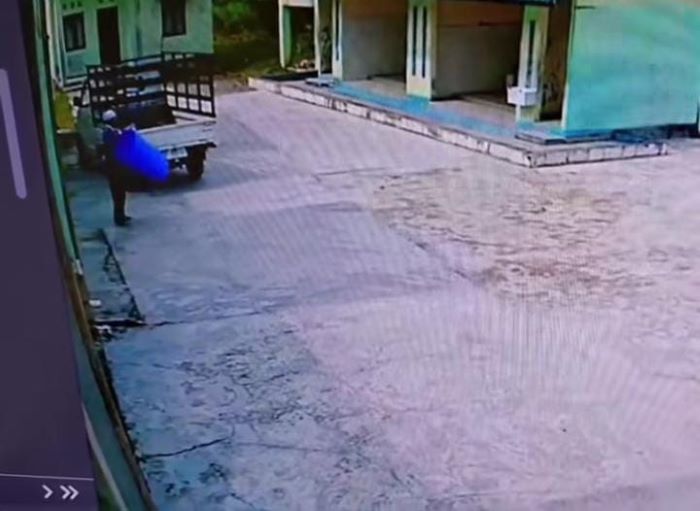 MALING : Seorang pria tertangkap kamera CCTV saat mencuri tong sampah di masjid Desa Ujung Pandaran, Kecamatan Teluk Sampit, Kotim, Selasa (19/8/2025) siang. FOTO: TANGKAPAN LAYAR/RADAR SAMPIT