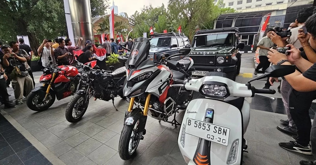 KPK amankan belasan mobil mewah hingga motor dalam Operasi Tangkap Tangan (OTT) yang menyasar Wamenaker Immanuel Ebenezer. (Muhammad Ridwan/JawaPos.com)