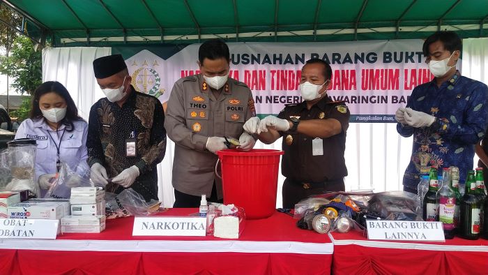 BARANG BUKTI: Kejari Kobar musnahkan barang bukti yang telah memiliki kekuatan hukum tetap. SYAMSUDIN/RADAR SAMPIT