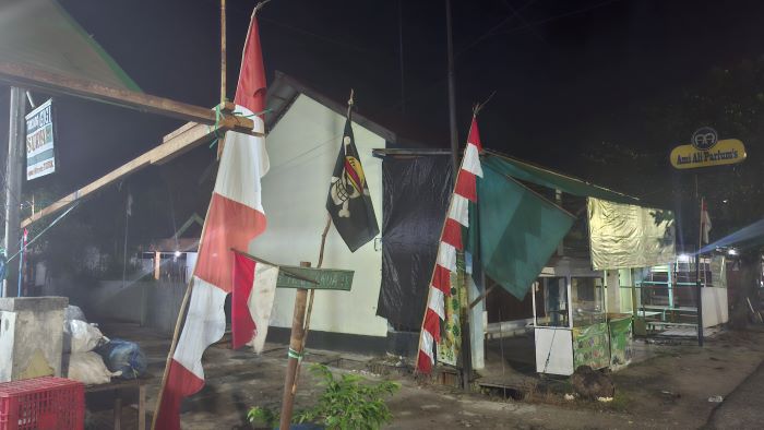 BERKIBAR : Bendera hitam anime one piece berkibar dan gegerkan warga Jalan DI Panjaitan, Kecamatan Mentawa Baru Ketapang, Sampit, Rabu (20/8/2025) malam. FAHRY/RADAR SAMPIT
