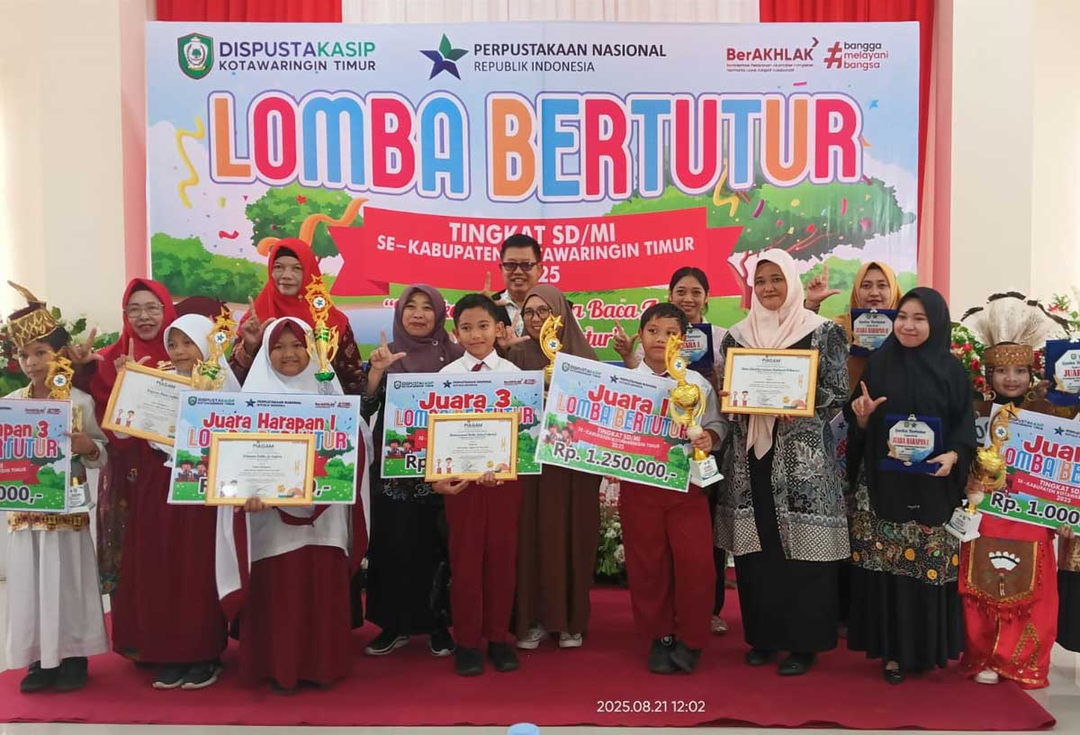 JUARA: Foto bersama pemenang Lomba Bertutur, bersama Kepala DPKP Kotim, para juri dan guru pembimbing, Kamis (21/8).