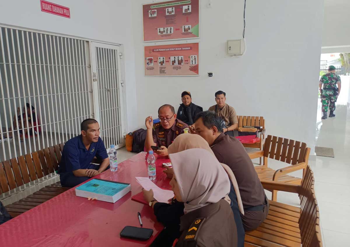 PELIMPAHAN: Proses penyerahan Tahap II perkara Tindak Pidana Pencucian Uang (TPPU) dengan tersangka Saleh, Rabu (20/8/2025).