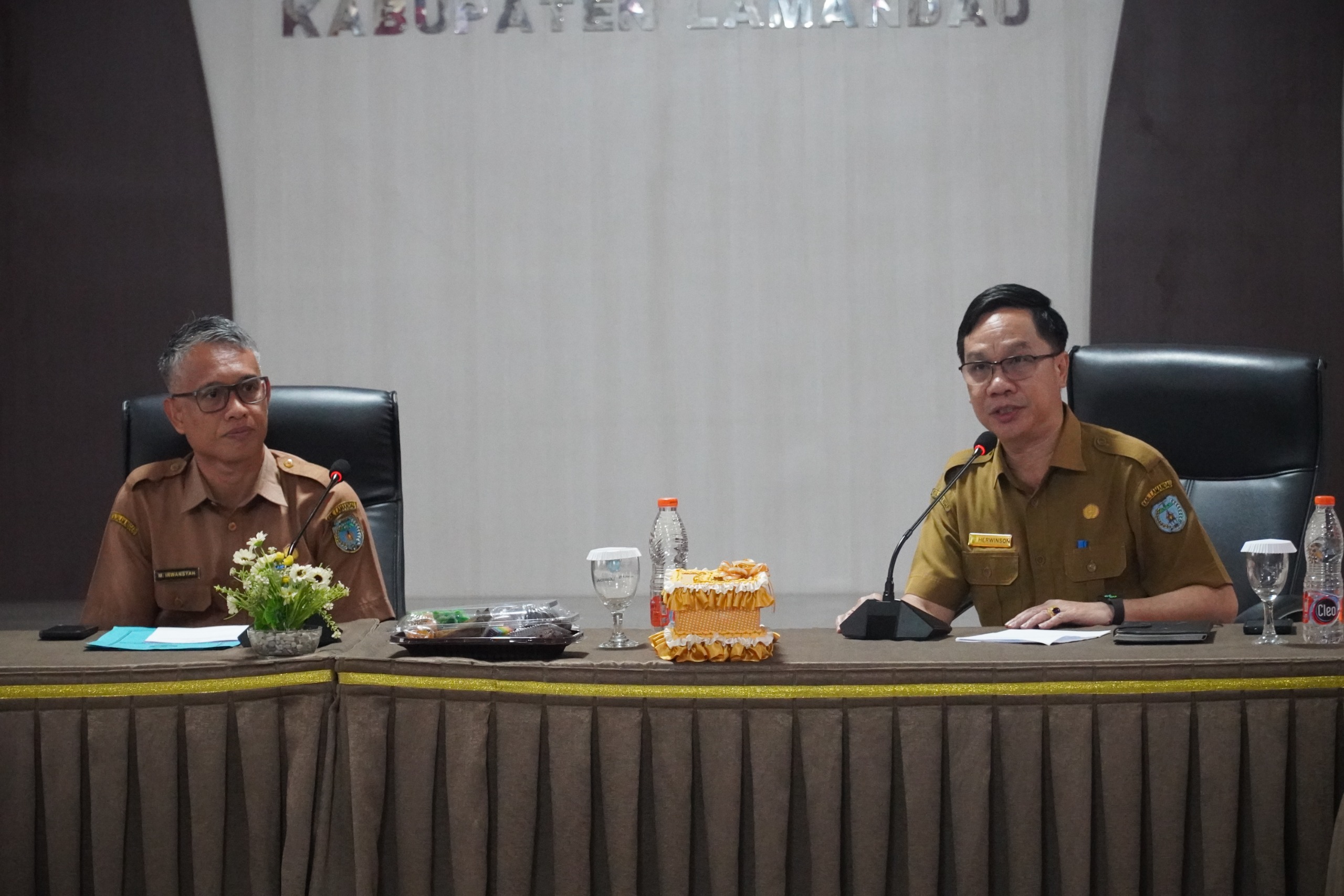 : Sekda Lamandau bersama Kepala Sinas Kominfo saat menghadiri kegiatan Sosialisasi Akhir Pedoman Manajemen Risiko Sistem Pemerintahan Berbasis Elektronik.