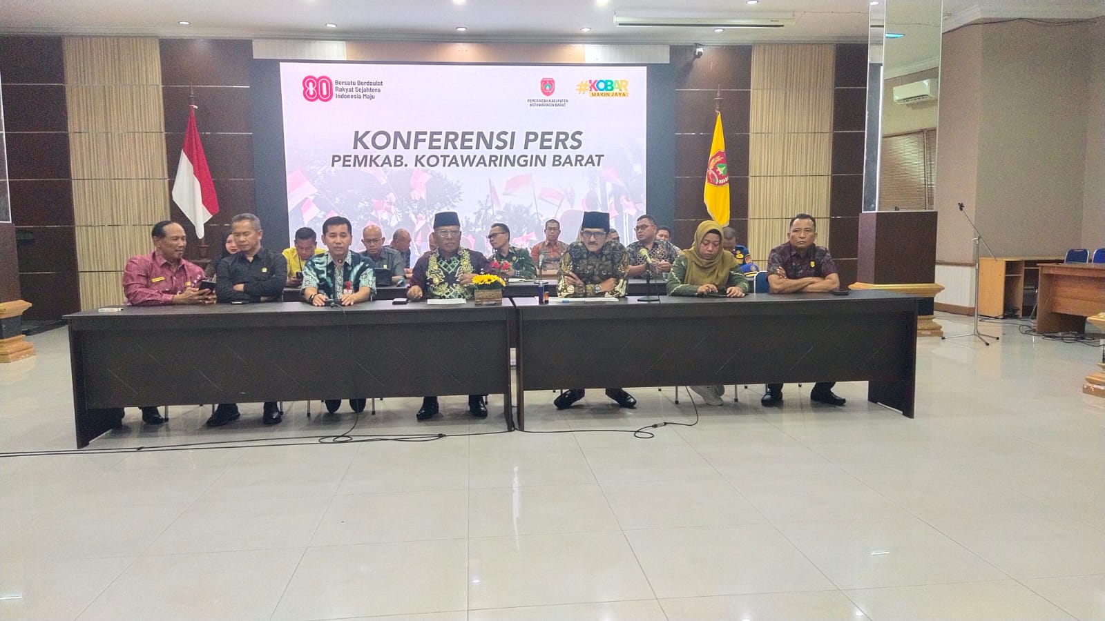 KONFERENSI PRES: Wakil Bupati Kobar Suyanto saat konferensi pers terkait putusan Pengadilan Negeri (PN) Pangkalan Bun yang mengabulkan gugatan perdata penggugat terkait lahan demplot pertanian.