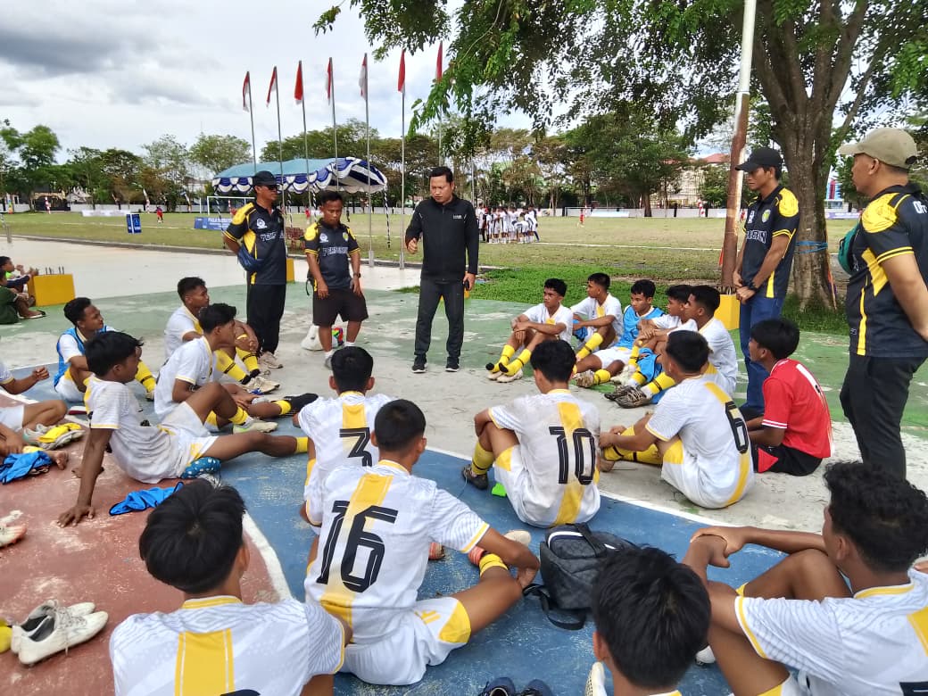 ARAHAN: Para pemain Persebun U-17 saat mendengarkan arahan tim pelatih, mereka lolos final setelah mengalahkan Kapuas. (Persebun/RadarSampit)