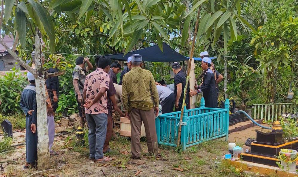 Pemakaman Muhamad Zaki Ramadhan, bocah korban kecelakaan tertancap besi di dada, Rabu (20/8/2025). Sehari berselang ayahnya menyusul meninggal dunia akibat luka diderita di RSUD dr Doris Sylvanus