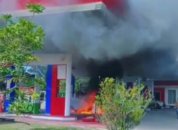 TERBAKAR: Kepulan asap hitam menyelimuti SPBU PT. Firdaus Kumai akibat insiden terbakarnya sepeda motor, Jumat (21/8/2025). FOTO: IST/RADAR SAMPIT