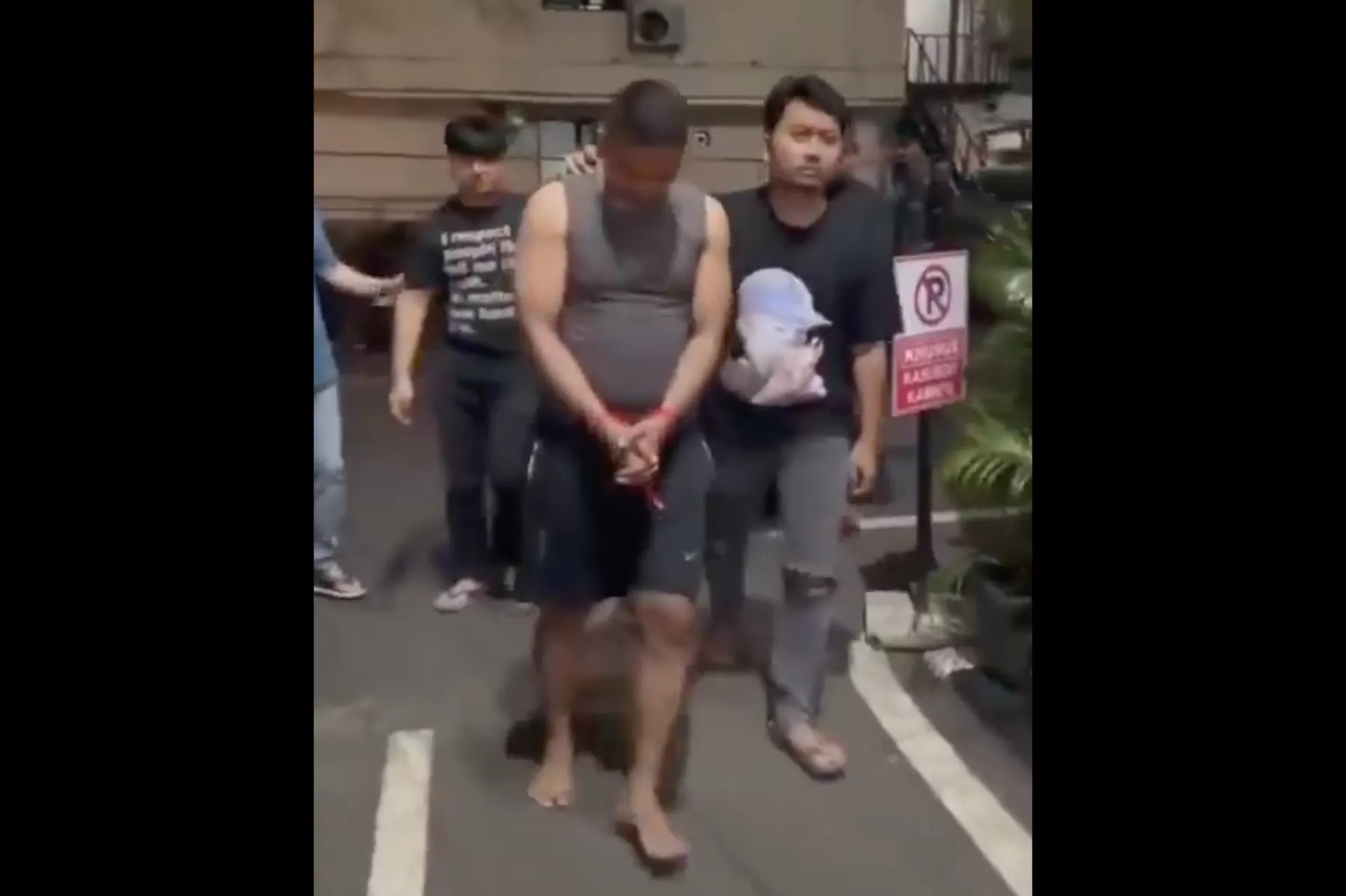 Para pelaku penculikan Mohamad Ilham Pradipta, kepala cabang bank BUMN di Jakpus, yang diculik dan dibunuh pada Rabu (20/8/2025). (video penangkapan pelaku)