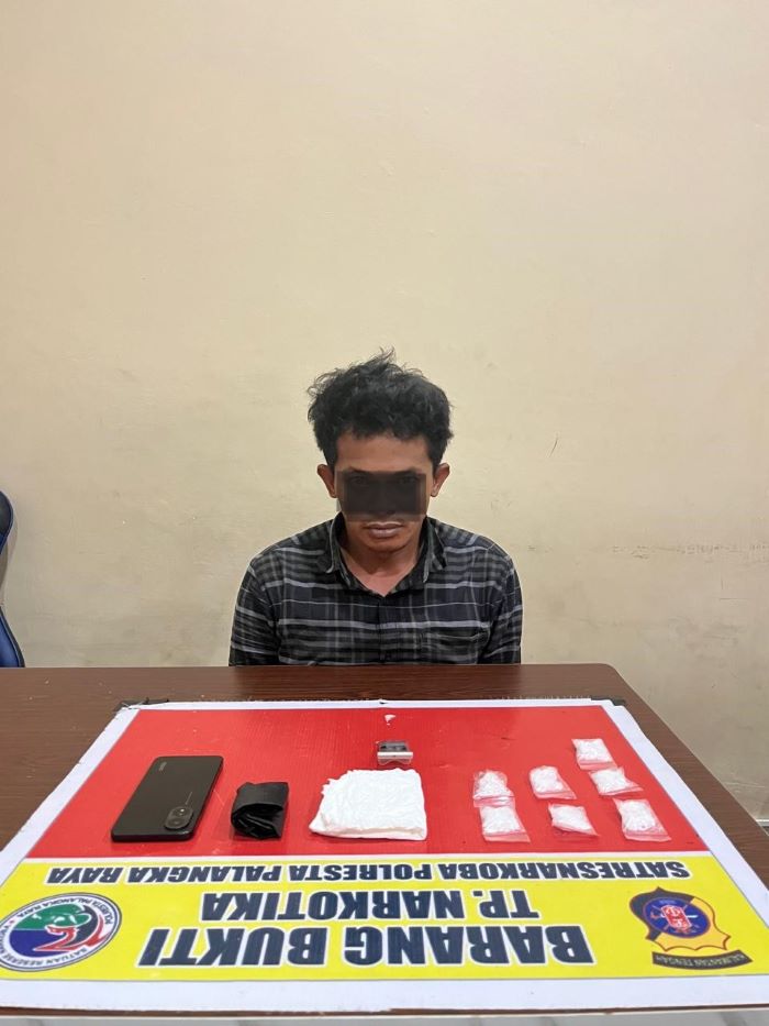 NARKOBA : Abdul Ahmad Salim (35) bersama barang bukti diamankan di Mapolresta Palangka Raya. FOTO: IST/RADAR SAMPIT