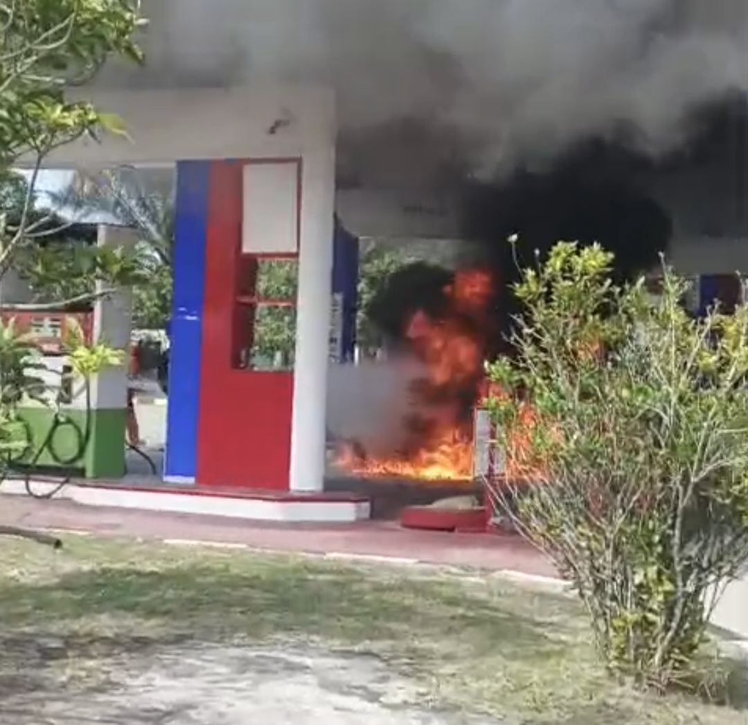 Yamaha Vixion tanpa plat nomor terbakar di Stasiun Pengisian Bahan Bakar Umum (SPBU) PT Firdaus Kumai, Kecamatan Kumai, Kabupaten Kotawaringin Barat (Kobar), Jumat (22/8), pukul 9.00 WIB.