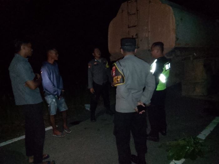 LAKA LANTAS : Personel Polres Kobar mendatangi TKP kecelakaan di kilometer 12, Mendawai Seberang, Kecamatan Arsel, Kabupaten Kobar, Kamis (20.8/2025) malam. FOTO: SATLANTAS POLRES KOBAR/RADAR SAMPIT