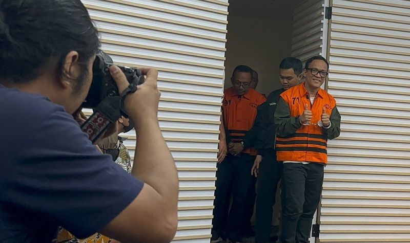 Wakil Menteri Ketenagakerjaan Immanuel Ebenezer Gerungan (kanan) saat ditampilkan sebagai salah satu dari 11 tersangka kasus korupsi, di Gedung Merah Putih KPK, Jakarta, Jumat (22/8/2025). (ANTARA/Rio