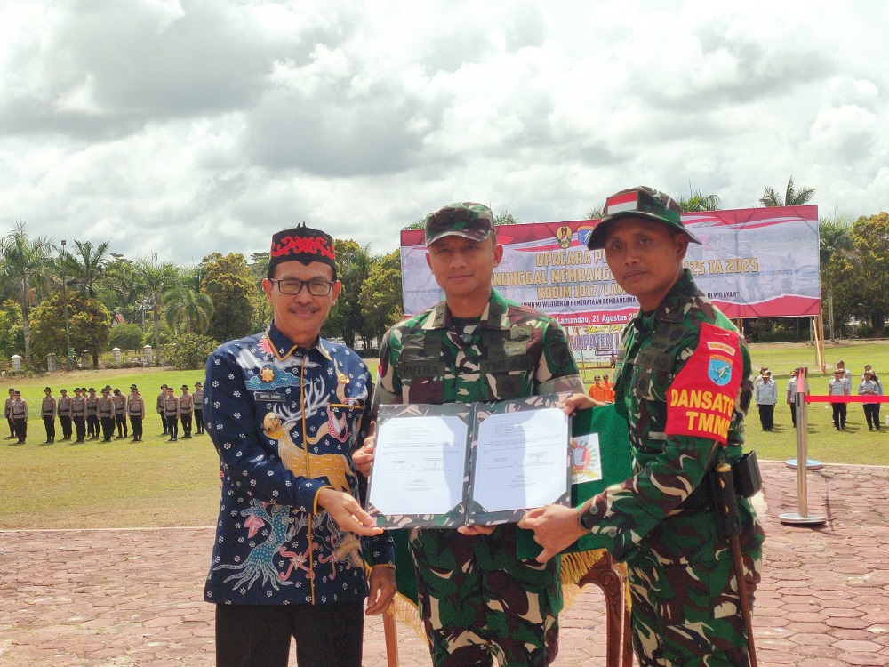 Apel penutupan kegiatan TNI Manunggal Membangun Desa di halaman Kantor Bupati Lamandau,  Kamis (21/8).