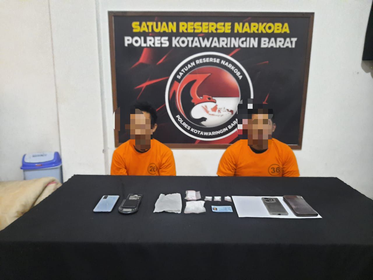 Polres Kotawaringin Barat (Kobar) mengamankan dua orang laki - laki berinisial MM (33) dan MM (31) yang nekat menjadi pengedar narkotika, Senin (18/8/2025) siang.