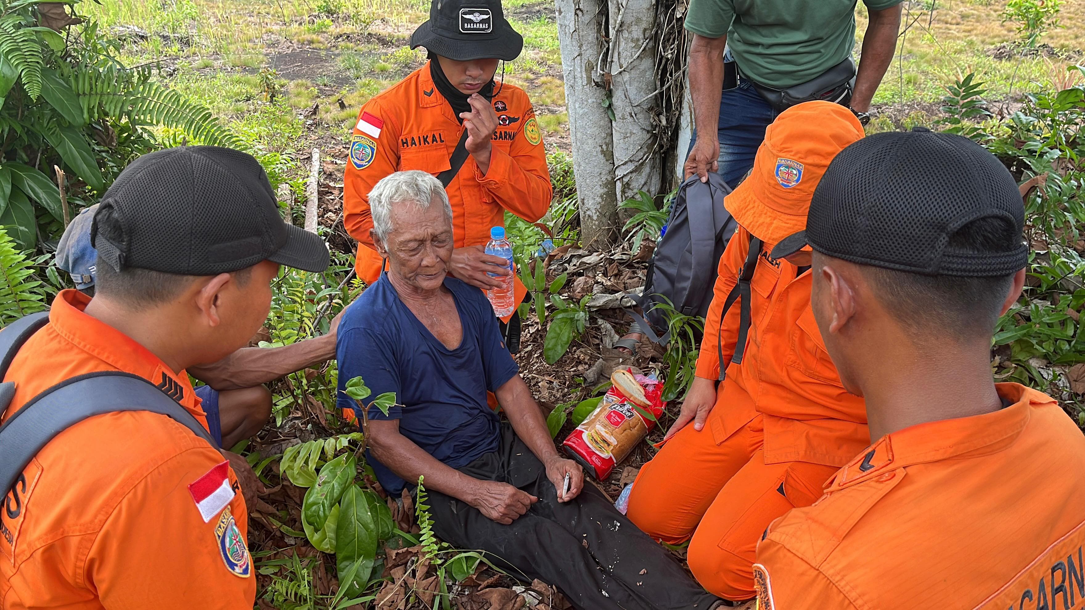 Sukani (69), yang hilang selama empat hari di hutan Petuk Ketimpun, Kecamatan Bukit Batu, akhirnya ditemukan selamat oleh Tim SAR gabungan, Sabtu (23/8/2025).