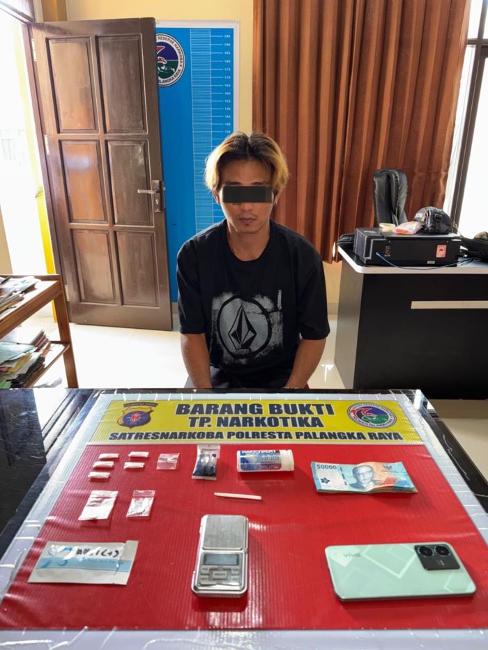 NARKOBA : Rahmat Hidayat alias Dayat (34) bersama barang bukti narkoba diamankan di Polresta Palangka Raya. FOTO: POLRESTA PALANGKA RAYA/RADAR SAMPIT