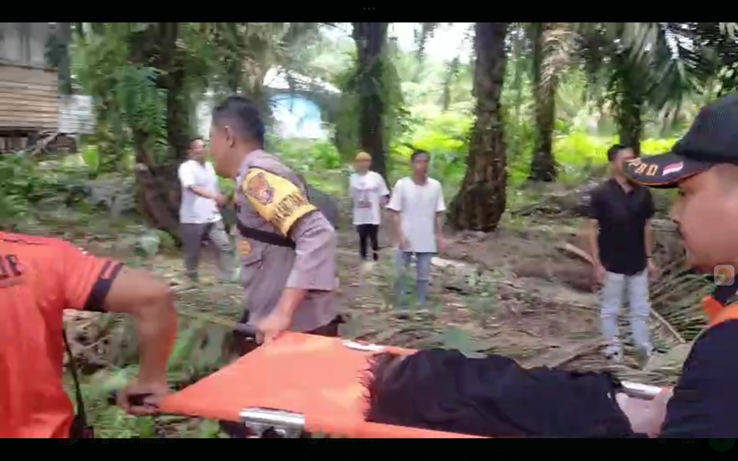 Jenazah M Nurhidayah Tullah saat dievakuasi dari lokasi penemuan pada Sabtu (23/8/2025) sekitar pukul 10.40 WIB. (Warga/Radar Sampit)