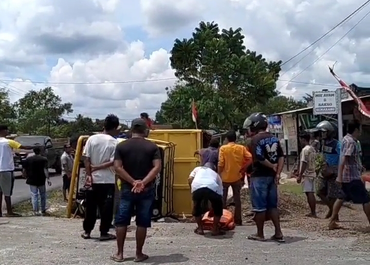Sebuah truk mengangkut batu kerikil diduga ODOL, terguling di Jalan Pasir Panjang, Desa Batu Belaman, Kecamatan Kumai, Kabupaten Kotawaringin Barat, Sabtu (23/8)