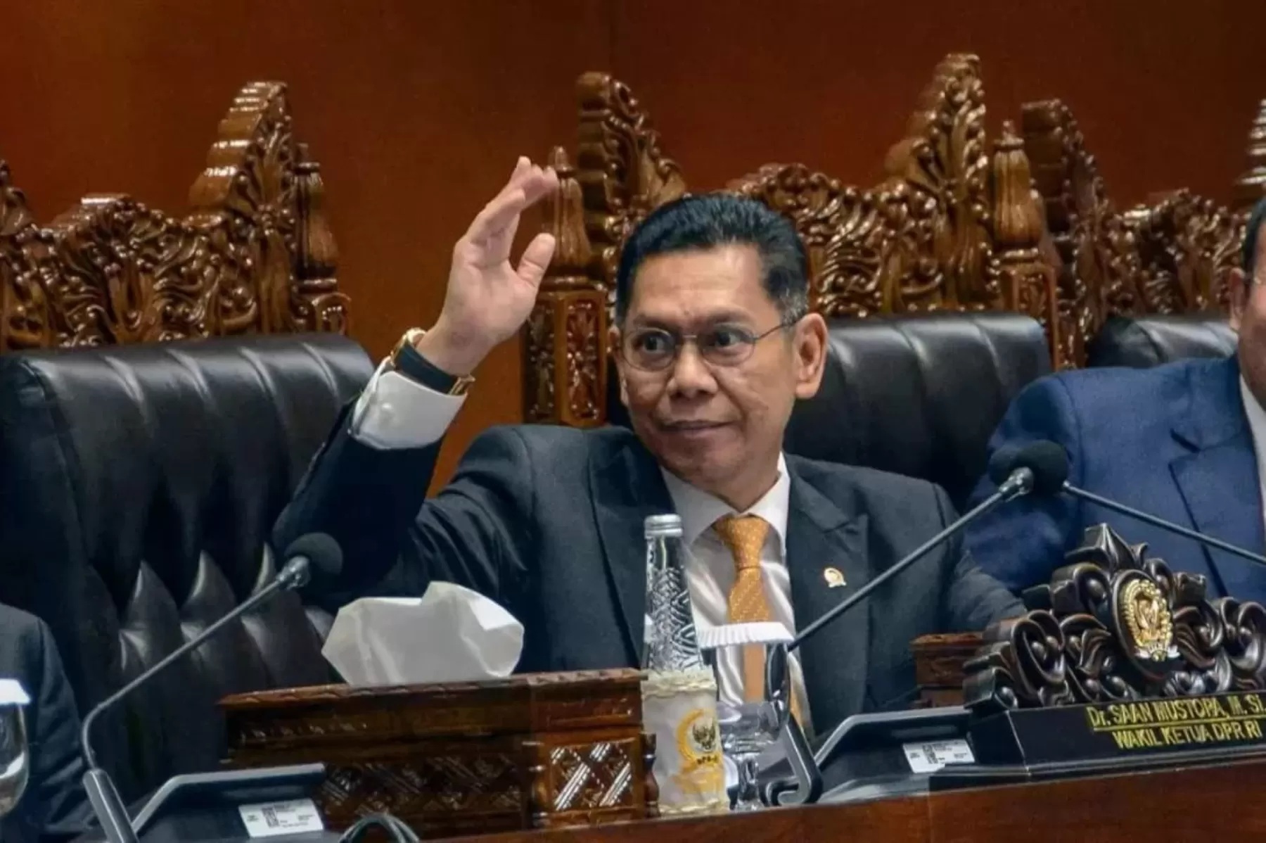 Wakil Ketua DPR Adies KAdir mengenakan salah satu jam tangannya saat sidang DPR RI. (Istimewa/jawapos.com)