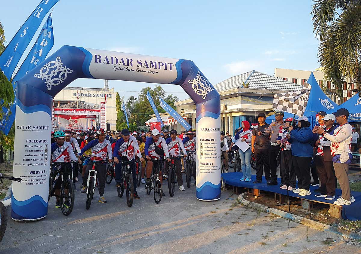 PELEPASAN: Wakil Bupati Kotim Irawati didampingi Direktur Radar Sampit Siti Fauziah dan pejabat lainnya melepas peserta Gowes Kemerdekaan, Minggu (24/8).