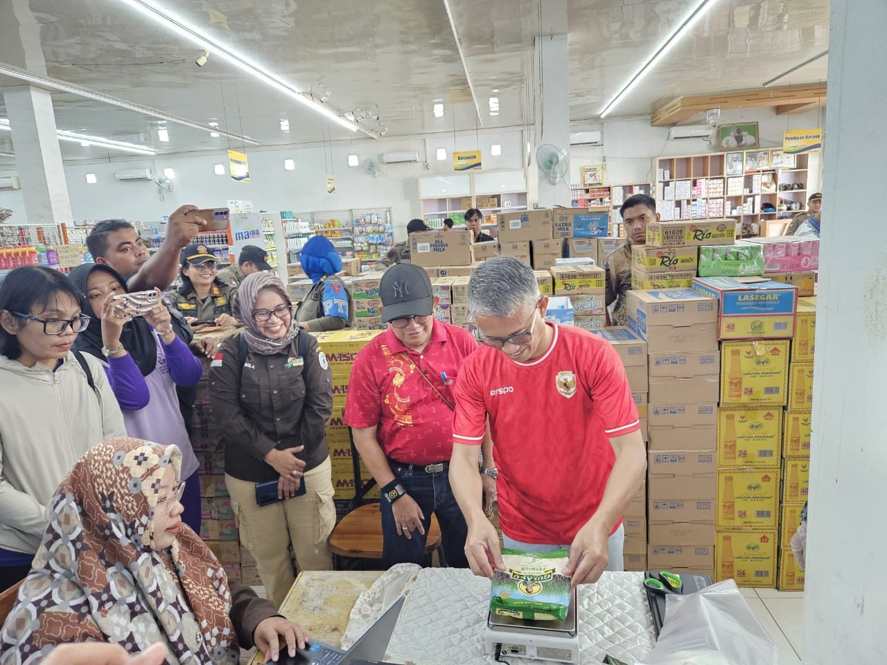 Tim gabungan Pemkab Lamandau saat melakukan pengawasan produk gula pasir di pusat perbelanjaan Kabupaten Lamandau.
